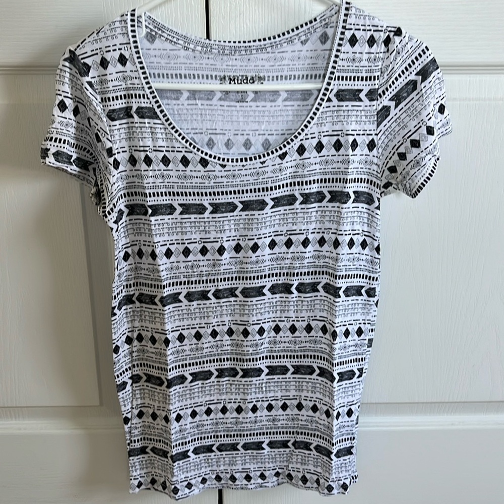 Mudd “Everyday Tee” in white and black, size adult S